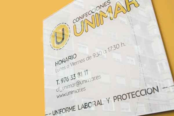 Cartel de tienda con horario de fabricante de ropa laboral